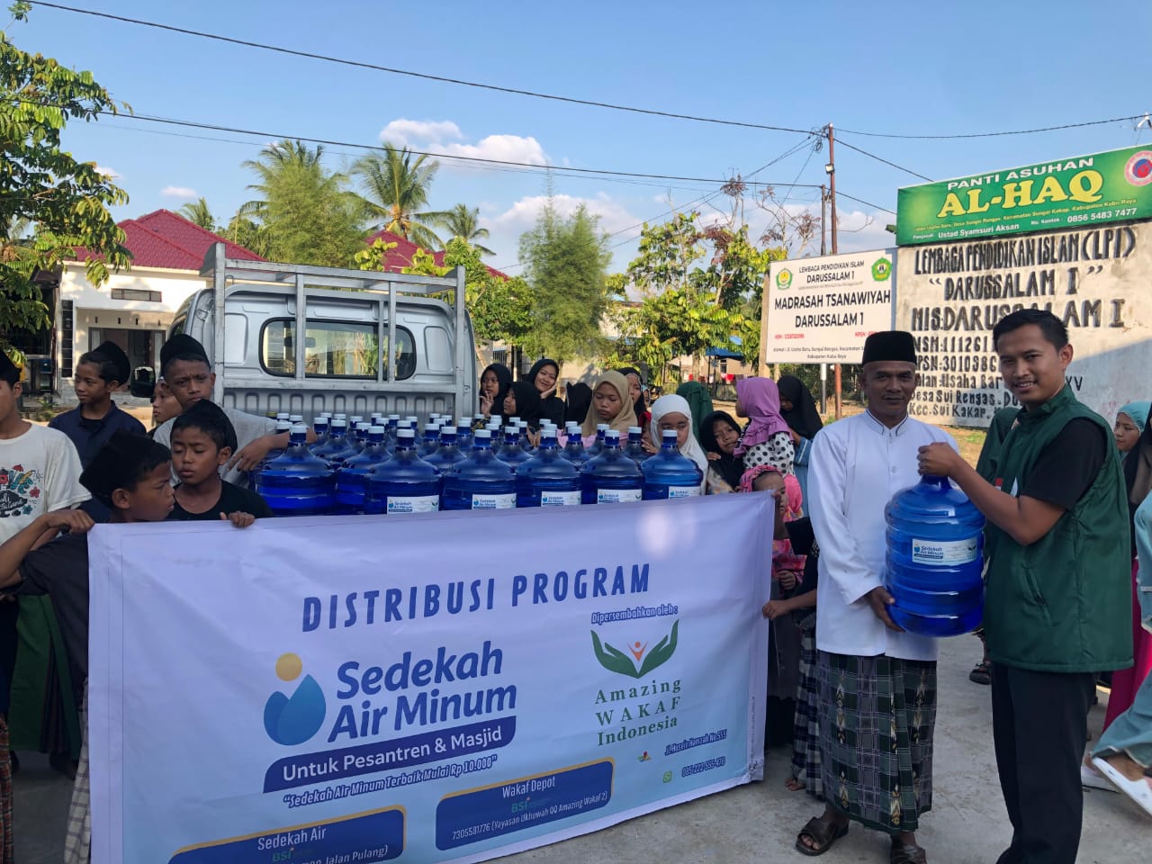 Donasi Air Galon Untuk Santri Panti Asuhan Al-Haq